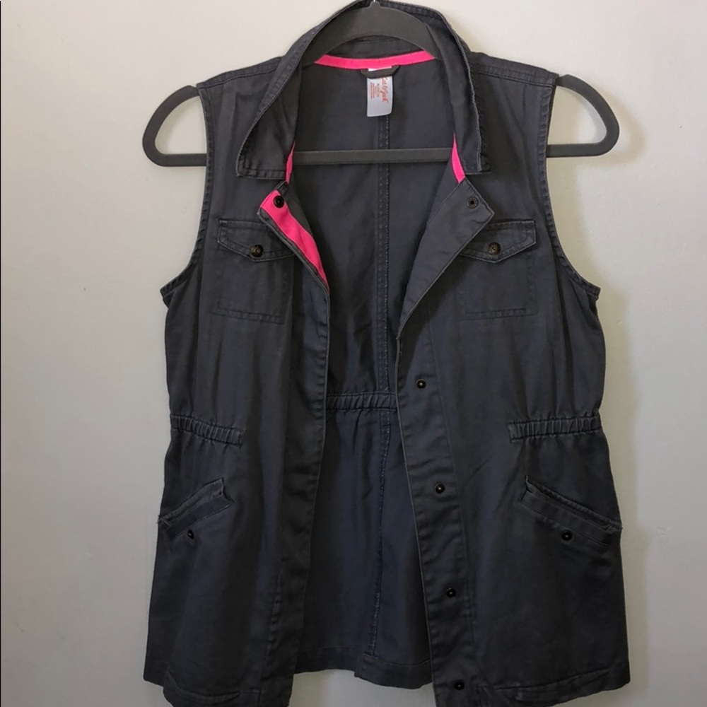 A gray/pink vest (Girls)
